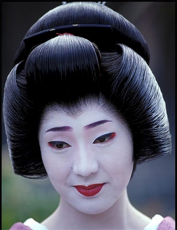 Прическа и макияж жителей Японии и Индии